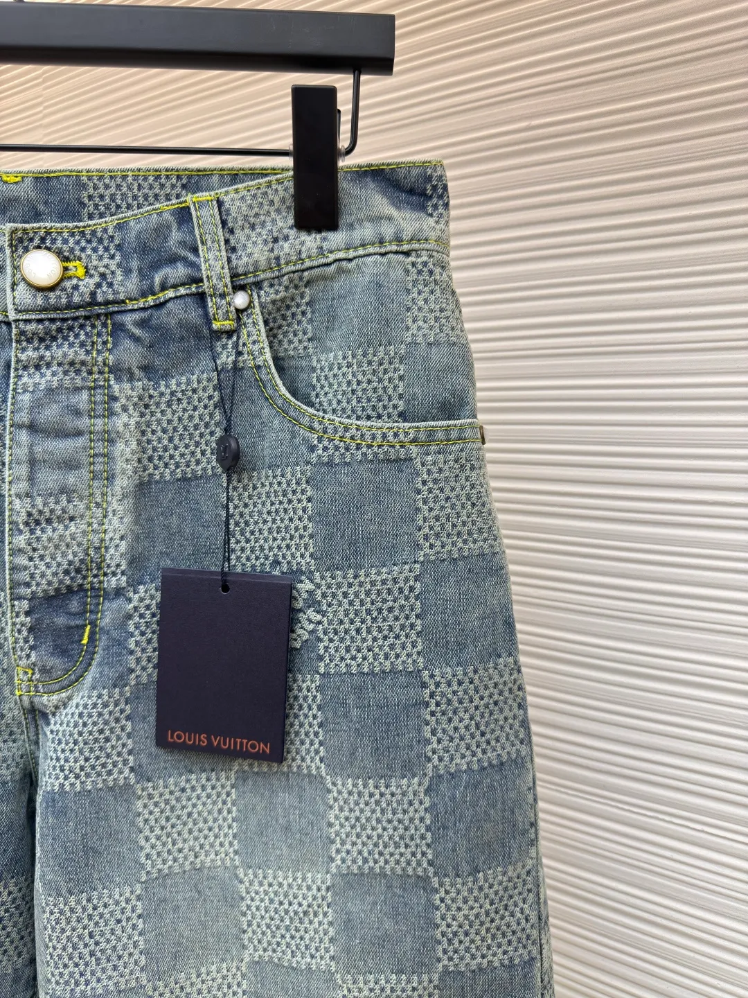 LOUIS VUITTON checkerboard denim shorts ●Authentic product: Purchased and developed at 12200 ●Item number: 1680087-B00 ●Fabric: Jacquard denim fabric ●Technology: 3D jacquard technology ●Version: Fitted version ●Size: 32-34-36-38 ●Weight: about 545 grams ●Description: Using a loom to weave a three-dimensional pattern on the fabric, the sand-washed whitening distressed denim fabric presents a whitening and distressed effect. The overall wiring is straight and delicate, the fabric is comfortable and soft, and the color is consistent without color difference. It can be matched with the same style to create a fashionable look and control various occasions. Customized accessories, complete with three standards, same style for men and women!